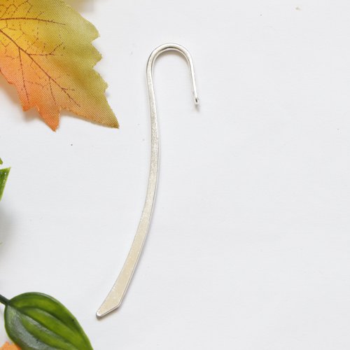 Un support de marque page en métal argent