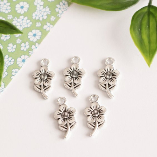 Lot de 5 breloques fleurs avec tiges