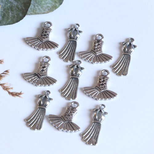 Lot de 10 breloques robes en métal argenté