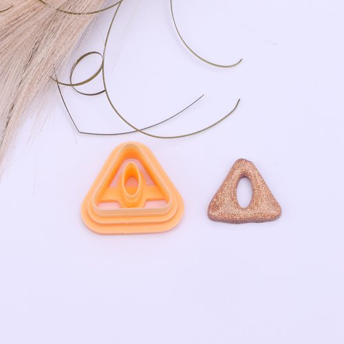 Emporte pièce triangle ajouré pampille 21mm