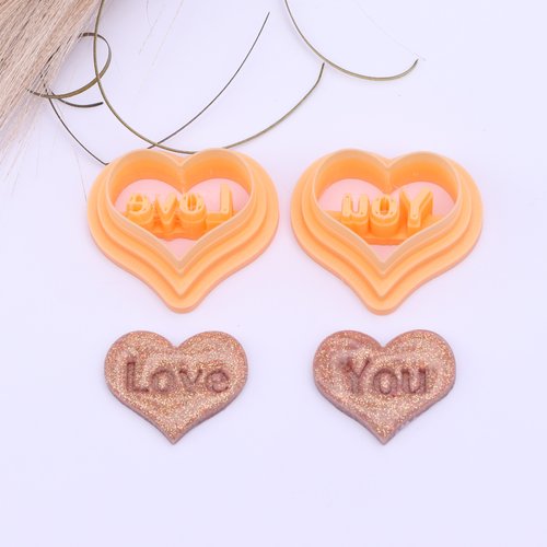 Lot de 2 emporte-pièce cœurs "love" et "you"
