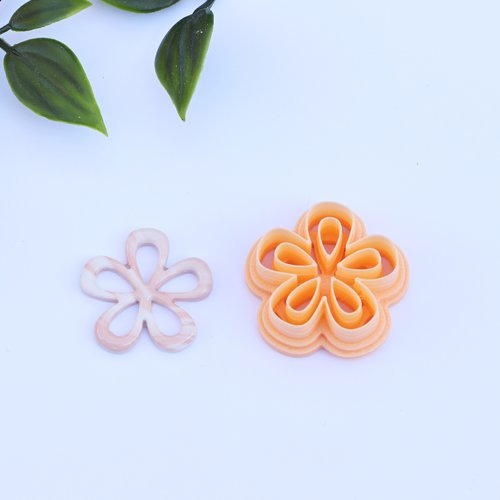 Emporte pièce fleur originale  5 pétales ajourées 27mm