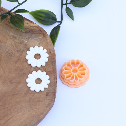 Emporte pièce fleur marguerite détaillée et ajourée 24mm