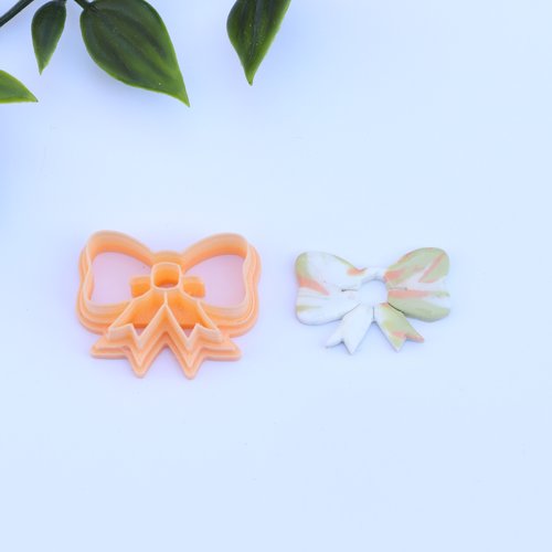 Emporte pièce nœud papillon détaillée et ajourée 28mm