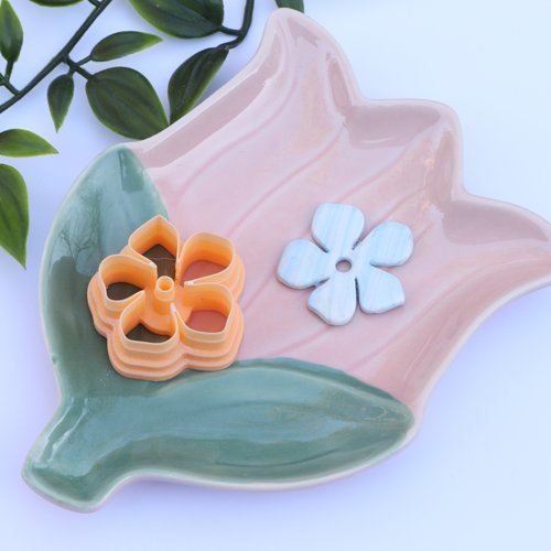 Emporte pièce fleur abstraite ajourée 29mm