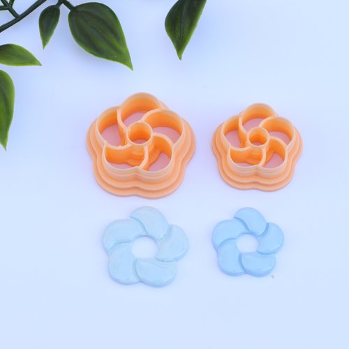 Lot de 2 emporte-pièces fleurs torsadées ajourées