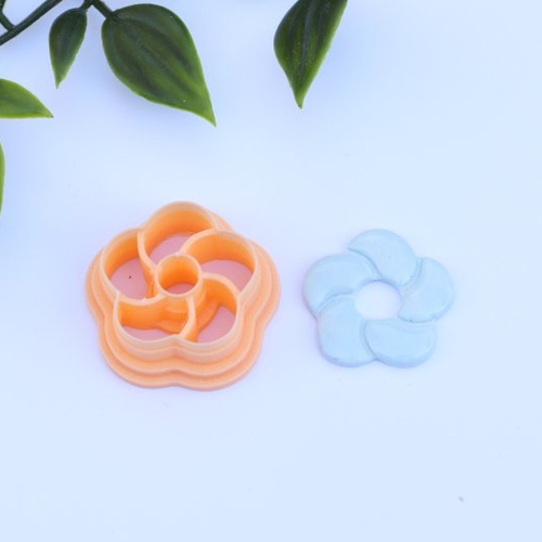 Emporte pièce fleur torsadée ajourée 25mm