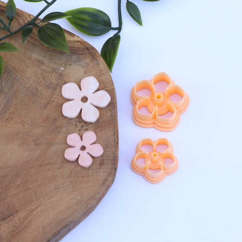 Lot de 2 emporte-pièces fleurs style myosotis ajourées