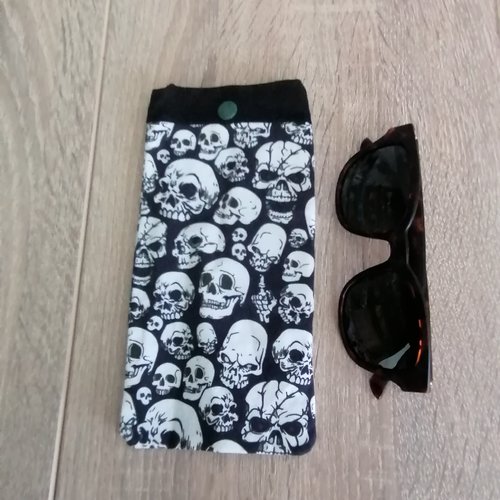 Etuis pochette souple en tissu pour paire de lunette de vue ou solaire se ferme à l'aide d'un bouton pression -  tête de mort