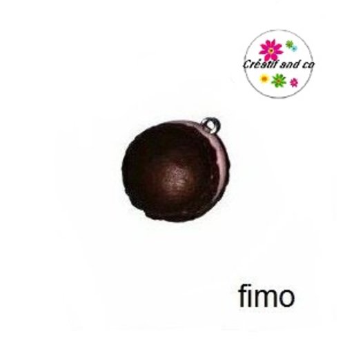 Petit macaron chocolat fourré café en fimo