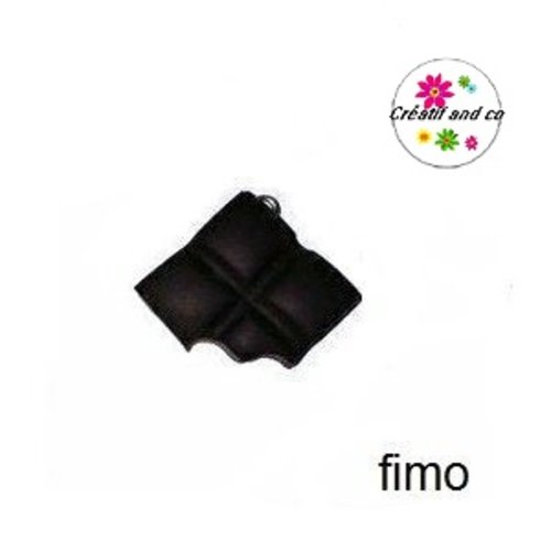 Carré de chocolat noir croqué