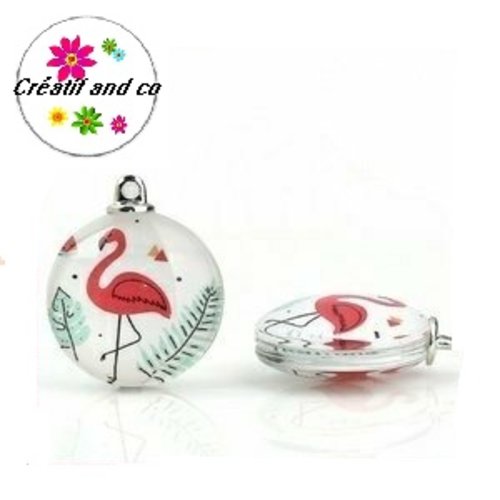 Pendentif en verre flamant rose fond blanc