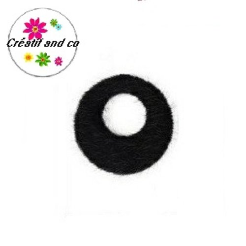 Pendentif cercle fausse fourrure noire
