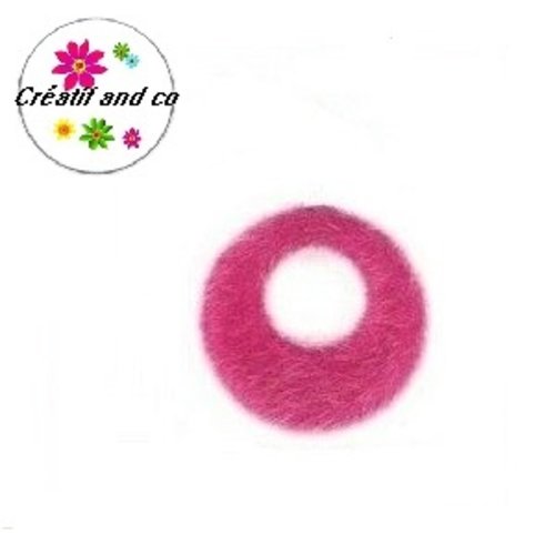 Pendentif cercle fausse fourrure fuchsia