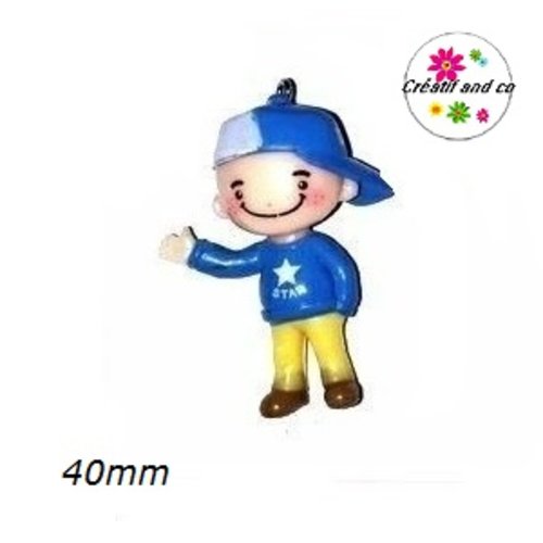 Breloque petit boy casquette bleu