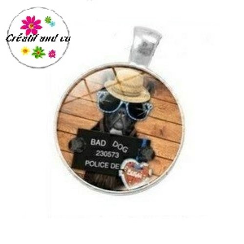 Grand pendentif chien vacancier 25mm