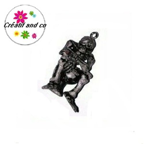 Breloque squelette assis sur wc 34mm