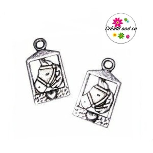 Breloque tête de cheval dans son box