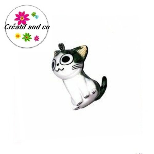 Chat heureux assis