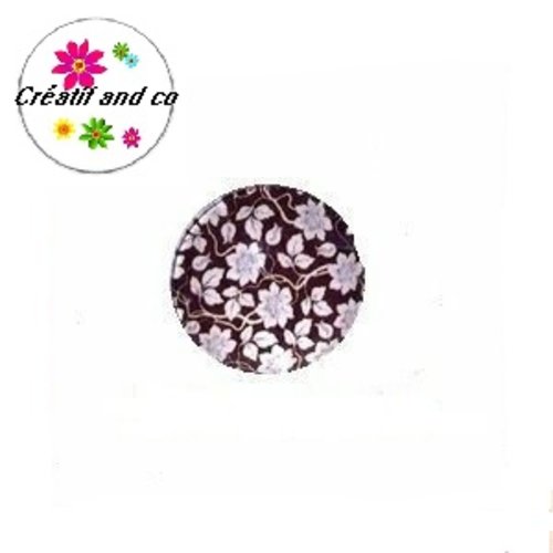 Bouton pression fleur blanche fond marron