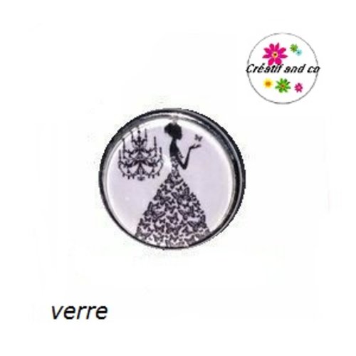 Bouton pression femme élégante