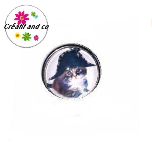 Bouton pression chat chapeauté
