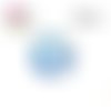X2 cabochons fleur blanche fond bleu 16mm