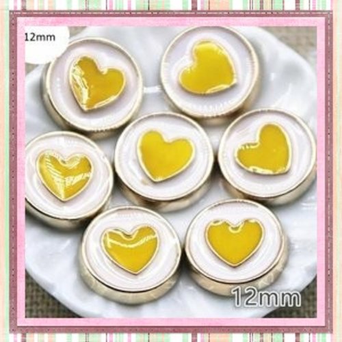 X2 cabochons plats fond blanc coeur jaune résine 12mm