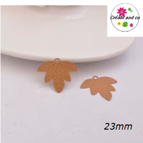 Breloque estampe feuille d'érable marron 23mm