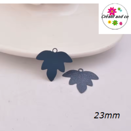 Breloque estampe feuille d'érable grise foncée 23mm