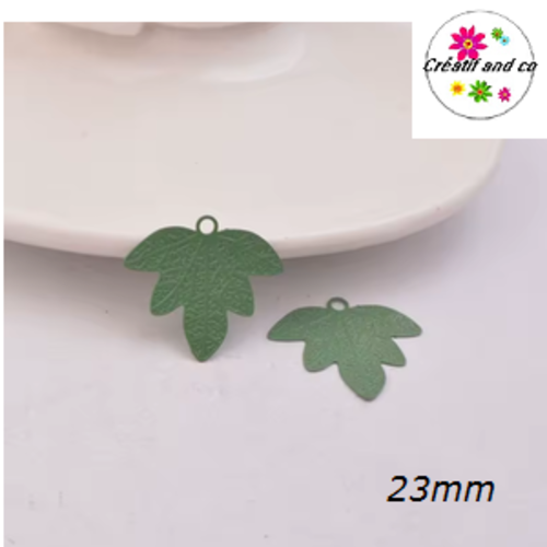 Breloque estampe feuille d'érable verte 23mm