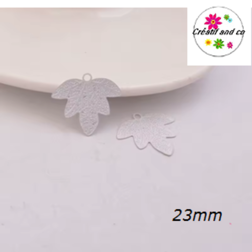 Breloque estampe feuille d'érable blanche 23mm
