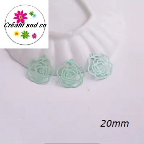 Breloque estampe fleur bleue très claire  20mm