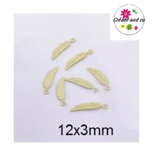 Breloque estampe petite plume moutarde clair 12mm