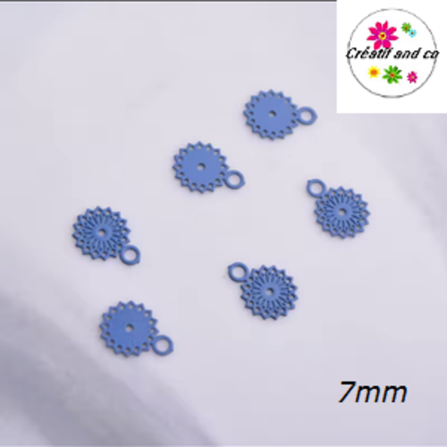 Breloque estampe petite fleur bleue foncée 7mm