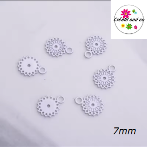 Breloque estampe petite fleur blanche 7mm