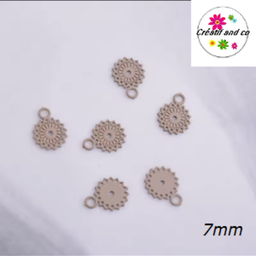 Breloque estampe petite fleur camel 7mm
