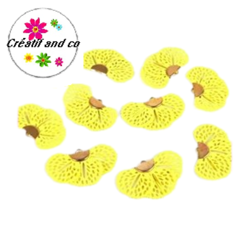 Pendentif suédine pétale de fleur jaune moutarde 45mm