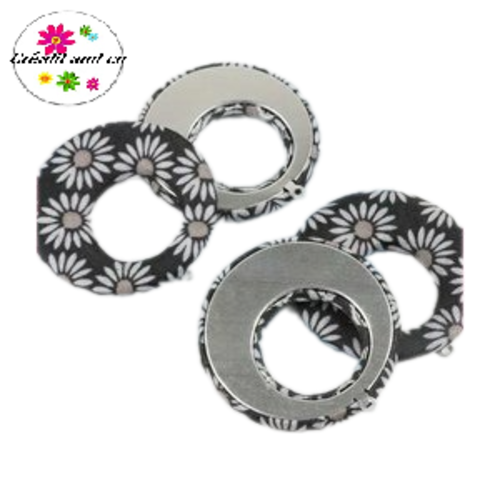 Pendentif cercle tissu noir fleuri 40mm