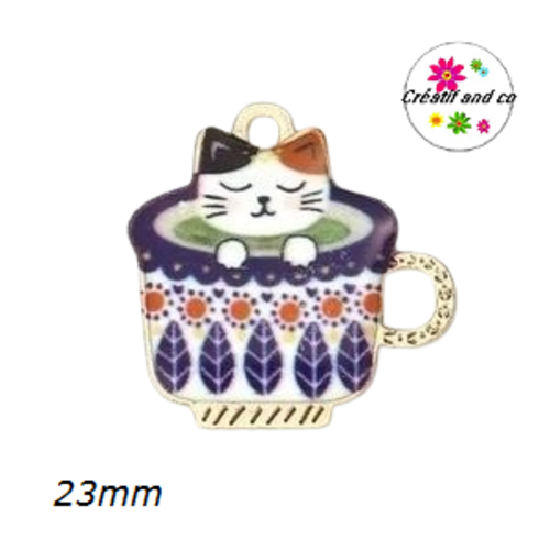 Breloque chat dans tasse émail