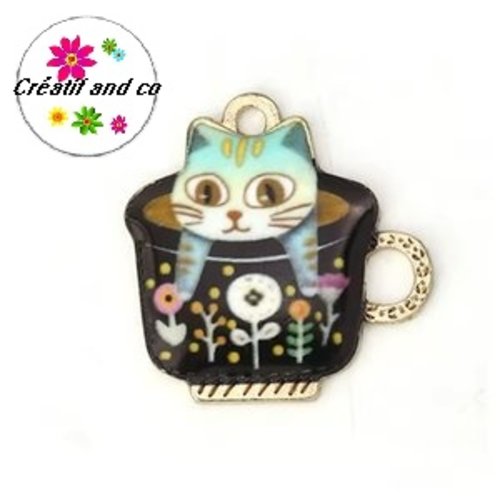 Breloque chat dans tasse émail 23mm