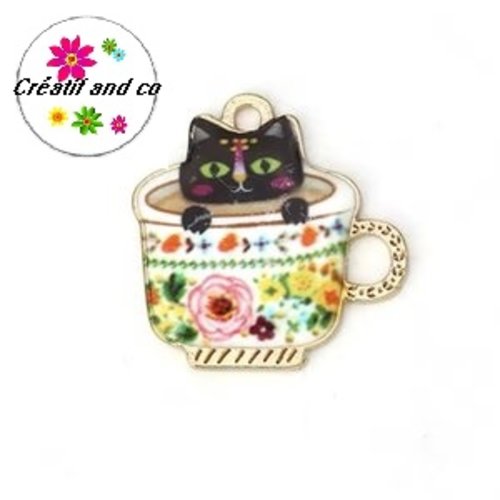 Breloque chat dans tasse émail 23mm