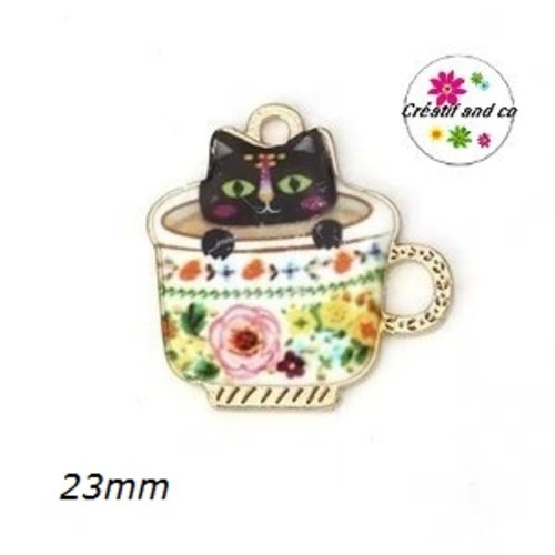 Breloque chat dans tasse émail