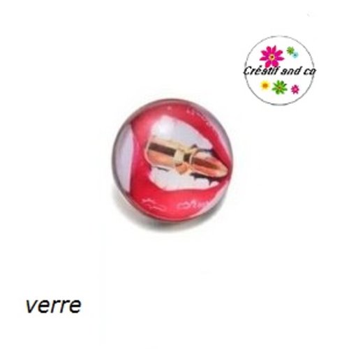 Bouton pression kiss rouge et tube de rouge à lèvre