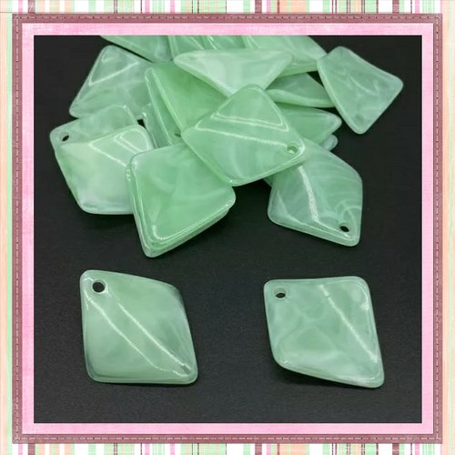 X2 perles acrylique forme diamant vert clair 30mm