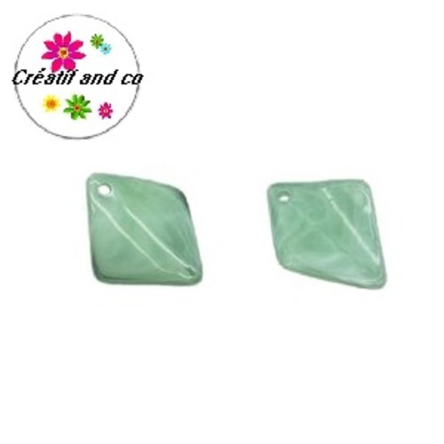 X2 perles acrylique forme diamant vert clair 30mm