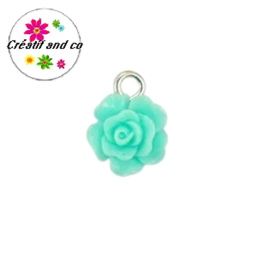 Petit pendentif fleur rose résine bleu clair 17mm