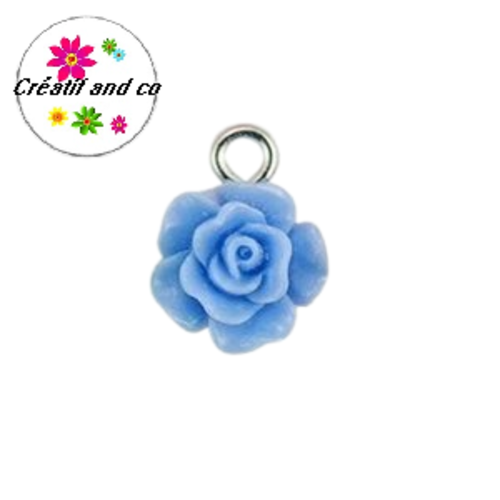 Petit pendentif fleur rose résine bleu 17mm