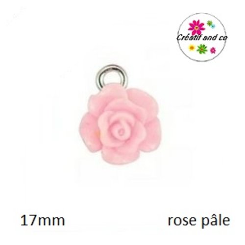 Petit pendentif fleur rose résine rose pâle 17mm