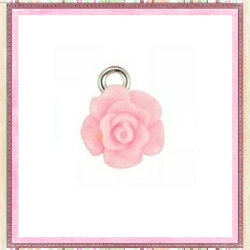 Petit pendentif fleur rose résine rose pâle 17mm